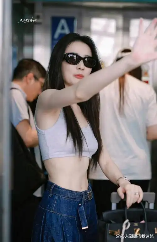 徐璐机场露腰大秀马甲线,拎爱马仕戴劳力士手表,名副其实小富婆