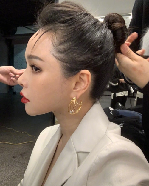 52岁伊能静晒近照无滤镜下侧颜精致养眼几丝白发意外抢镜