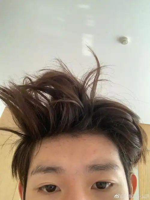 11月30日,小编无意在微博超话里发现了王源的真实素颜照,王源自拍了一