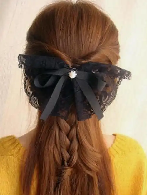 头发一束,编一款比较松的发辫,然后固定到另一侧,简约随性的一款公主