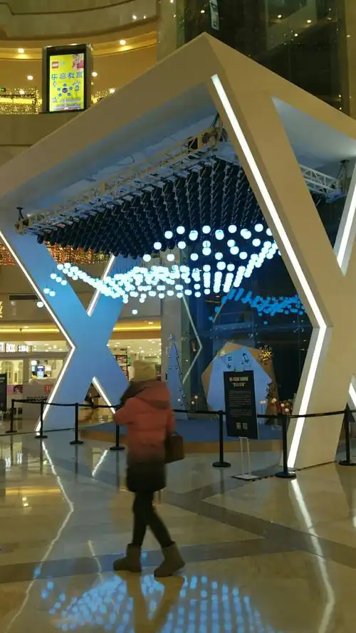 高大上的汇智国际中庭舞台,给我们一个最好的展示空间