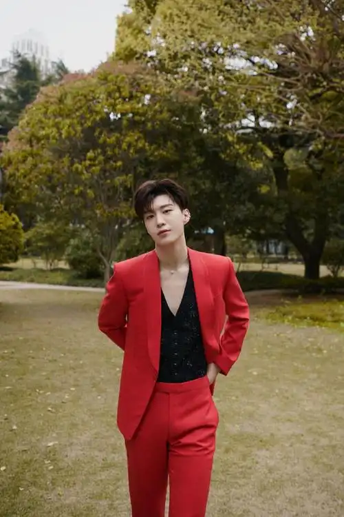 210327 红衣少年,炙热决绝 范丞丞身着定制红色西装出席品牌活动