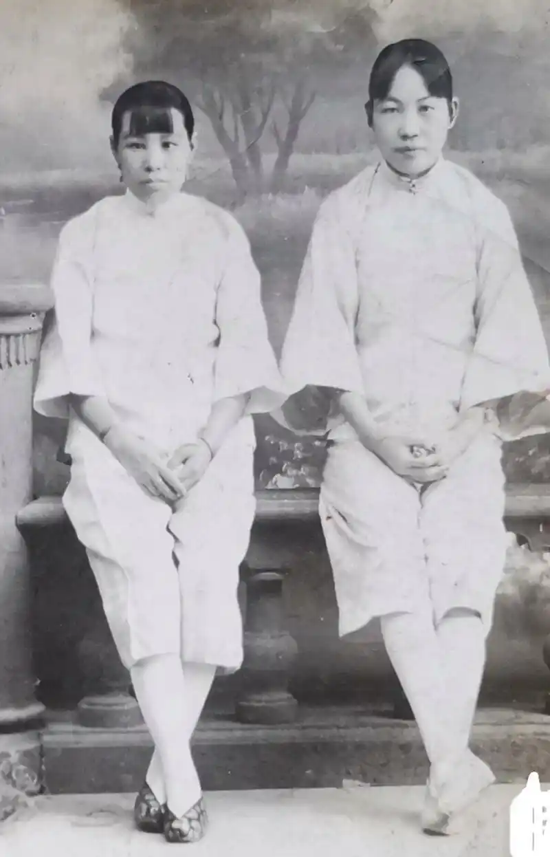 民国初年～裹脚女学生照.