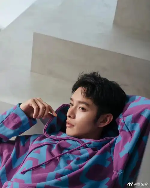 向全世界安利曹佑宁  #曹佑宁  小曹一身紫真的好好看啊@曹佑宁