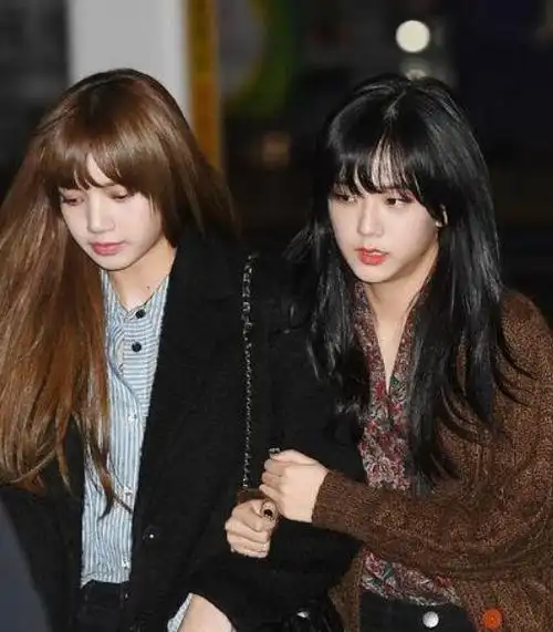 近日,有媒体曝出lisa和jisoo外出被拍的照片.