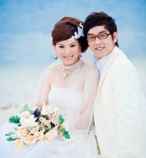 还有传闻万蒂妮的老公是金磊,而且已经离婚了.