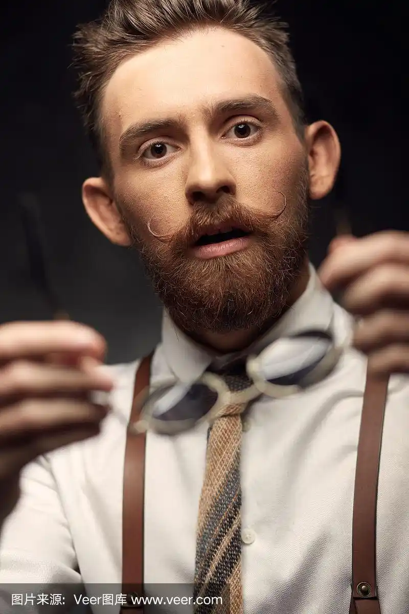 留着小胡子的情绪化男人