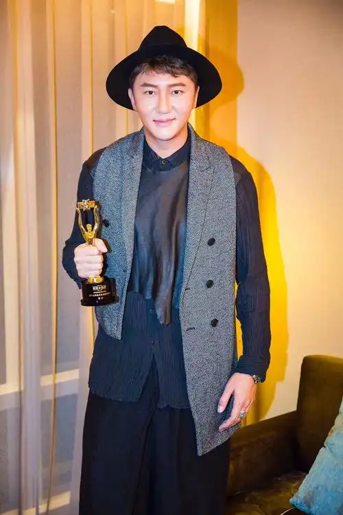 关喆喜获最受欢迎创作歌手奖 首唱粤语新单致敬香港回归20周年