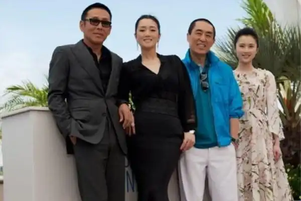 在跟第一任妻子离婚之后,张艺谋获得了自由,在这段时间里,张艺谋邂逅