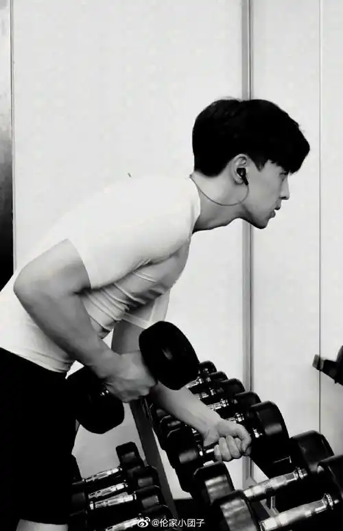 邓伦#还有人不知道邓伦是健身博主吗邓伦的肚子,邓伦的腹肌今天我就