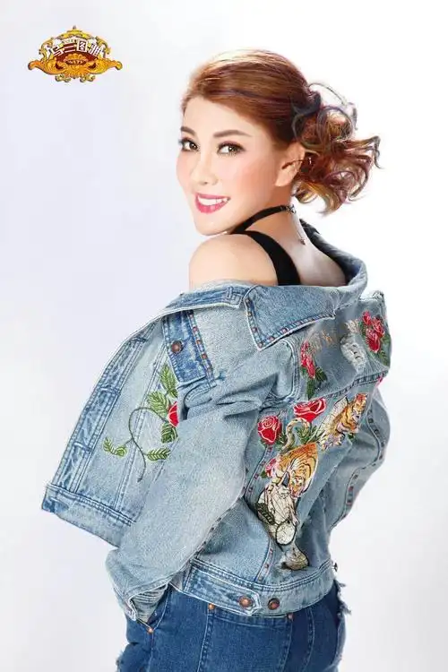 时势军事娱乐篇乌兰图雅一身牛仔装萌萌惹人爱