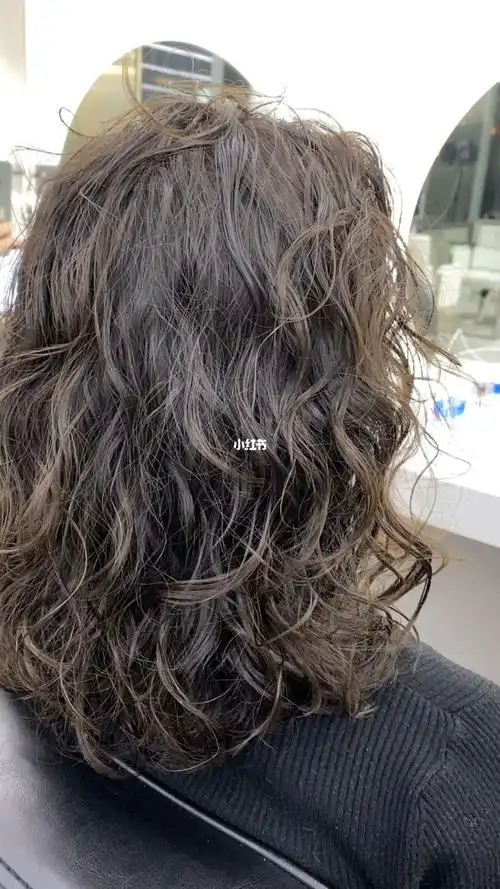 复古羊毛卷烫发