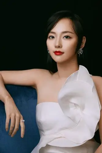 张嘉倪白裙红唇亮相上海展现温柔力量
