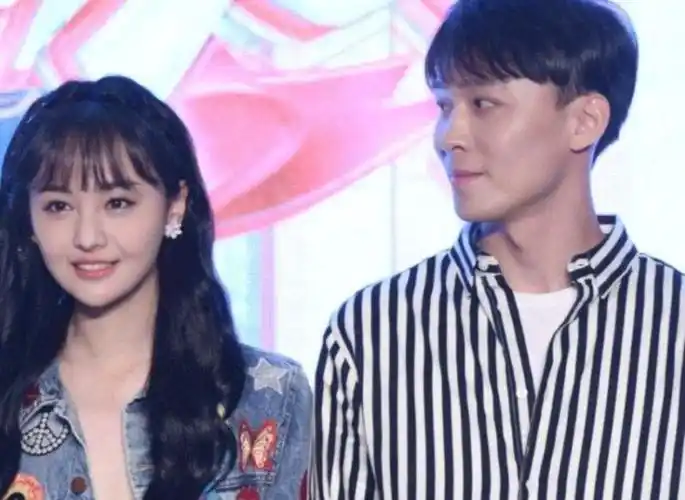 郑爽庭审后逛珠宝店心情大好回应剪短发原因爽妈当天还晒自拍明星电影