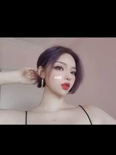 p1是今天拍的 洗过一次 依旧很紫药水p2 漂了四次刚剪完头发在家无聊