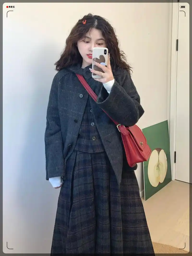 今天要给大家分享的是一套毛呢外套和格纹套装的搭配,让你在秋冬冀谮