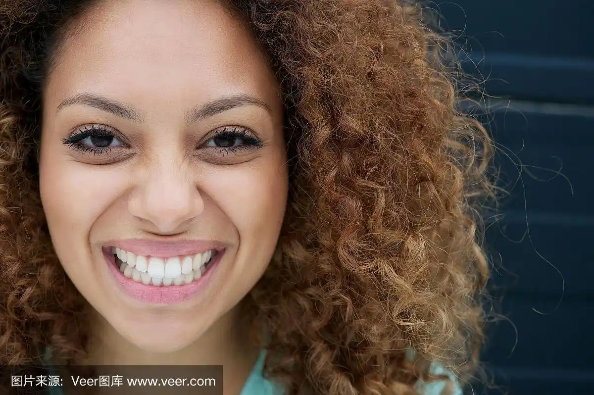 一个带着露齿微笑的年轻女子的肖像