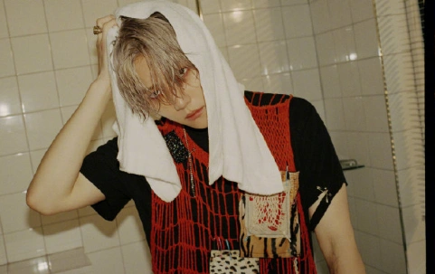 预告照更摄人魂魄,在预告中伯贤的发色是银色.