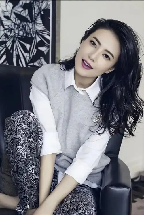 高圆圆和李小冉同框,小三岁看起来却年轻十几岁,可见搭配多重要