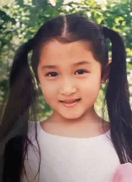 小时候的关晓彤