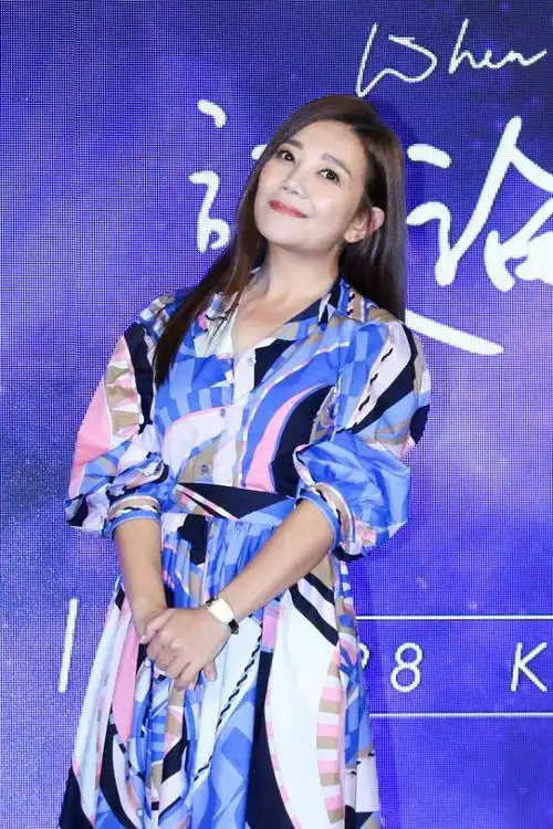 梁静茹就算长胖了也挺好的,双下巴看着太明显,状态很真实|长裙|发型