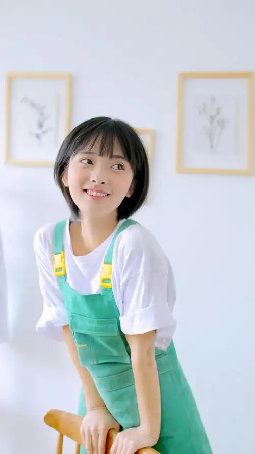 小清新短发清纯美女