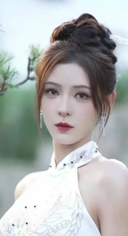 美神下凡!张予曦白色旗袍造型惊艳亮相,清新高贵身材曼妙_照片_气质_