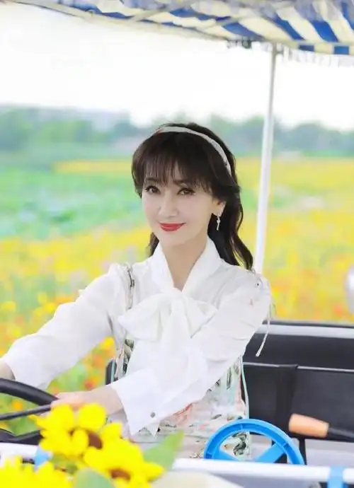 好友晒赵雅芝生日生图曝其真容,鱼尾纹深满脸皱纹,一看就是70岁|娱乐