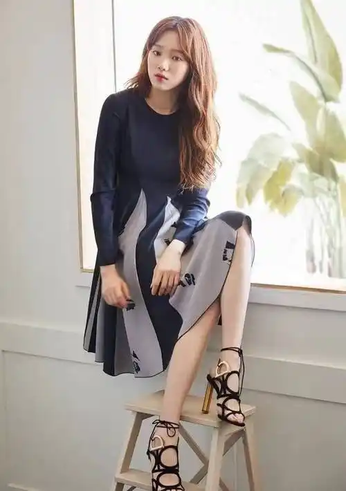 靠一双腿收获4亿点击:"人间腿精"李圣经身材绝了,这腿我慕了_金福珠