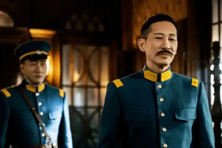 戏路宽广的王劲松,在《良辰好景知几何》中再次出演反派人物"金督军".