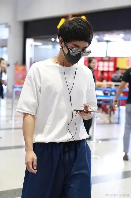 华晨宇在微博晒出了自己寸头的近照,配文:"你的新发型看起来怎么样?