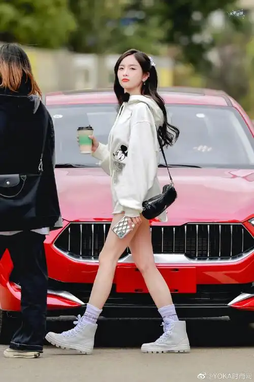 星尚人#@吴宣仪_betty综艺造型,白色卡通卫衣搭配同色系运动鞋,"弦侣