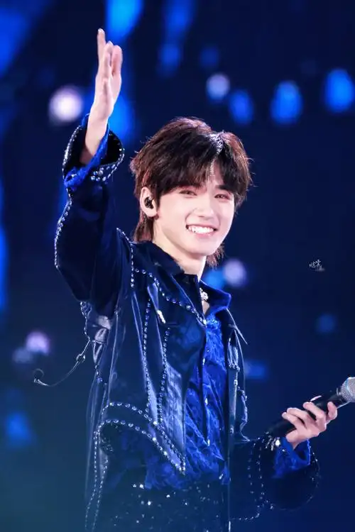 宋亚轩蓝色烟熏妆#  #宋亚轩翻唱蝴蝶#  #宋亚轩腹肌#  失恋循环