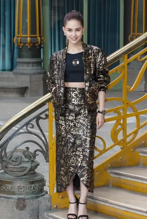 辣妈昆凌身材完美无瑕,穿黑色抹胸秀马甲线,周杰伦各种宠爱