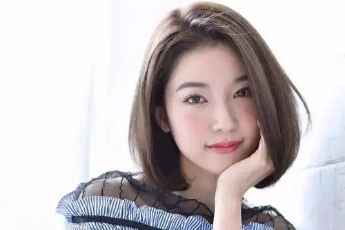 剪出齐齐的效果,边界头发部分是精心做出,明显和众多人拉开距离的短发