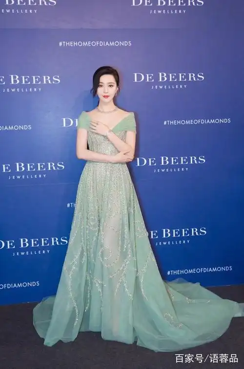 范冰冰穿v领礼服,尽显优雅气质,难怪能迷倒李晨