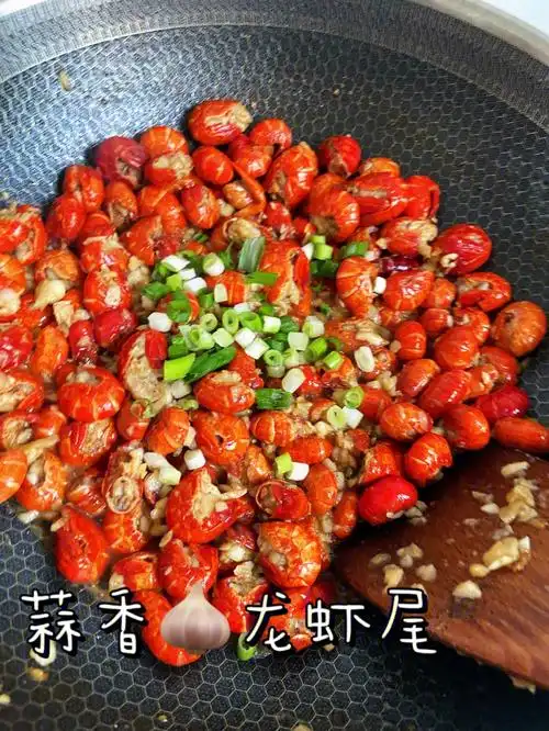 家里冰箱唯一剩下的虾尾 900200——做法如下——龙虾尾焯水