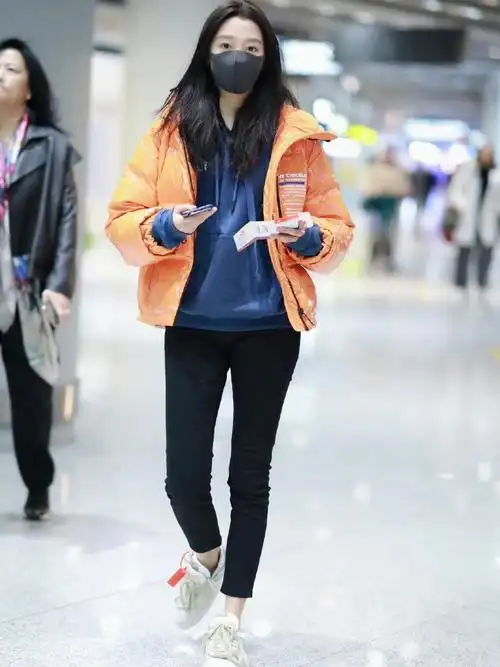 关晓彤黑色牛仔裤穿搭