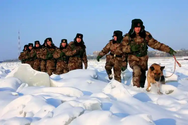 黑龙江边防战士配备专用雪地装备守卫边境