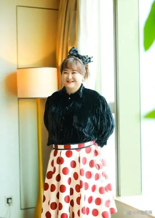 贾玲大波浪发型现眼球穿裙装大秀美背和美腿简直美艳动人