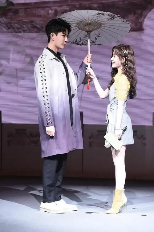 脚踩高跟鞋跟于朦胧同框,网友:传说中的最萌身高差?