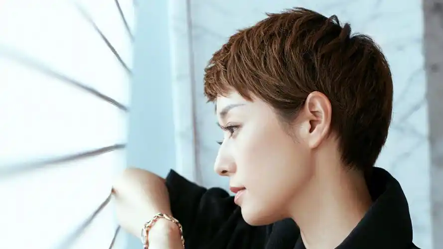 马伊琍挑战黑色西装美出新高度