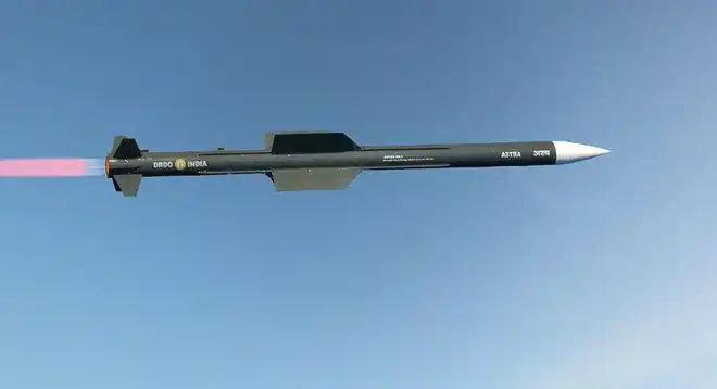 阵风主要使用法国自产的米卡系列空空导弹,而f16则是采用aim120,再加