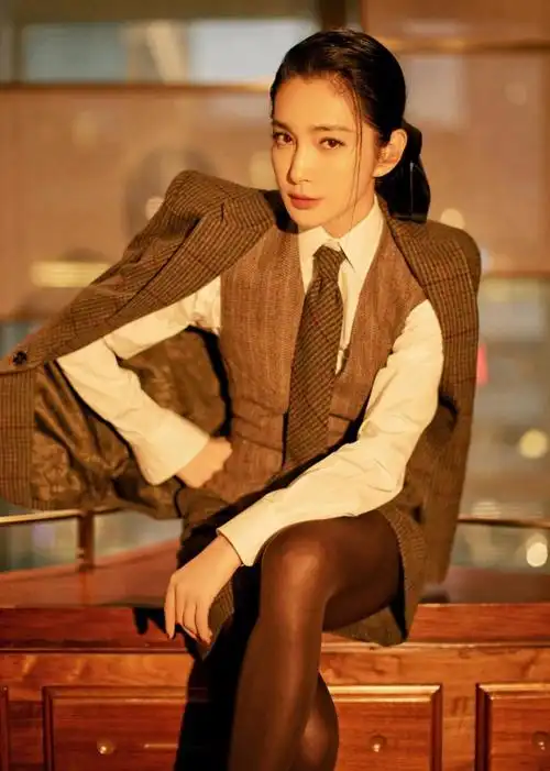 李冰冰穿帅气西装率性利落眼神坚定气场足2