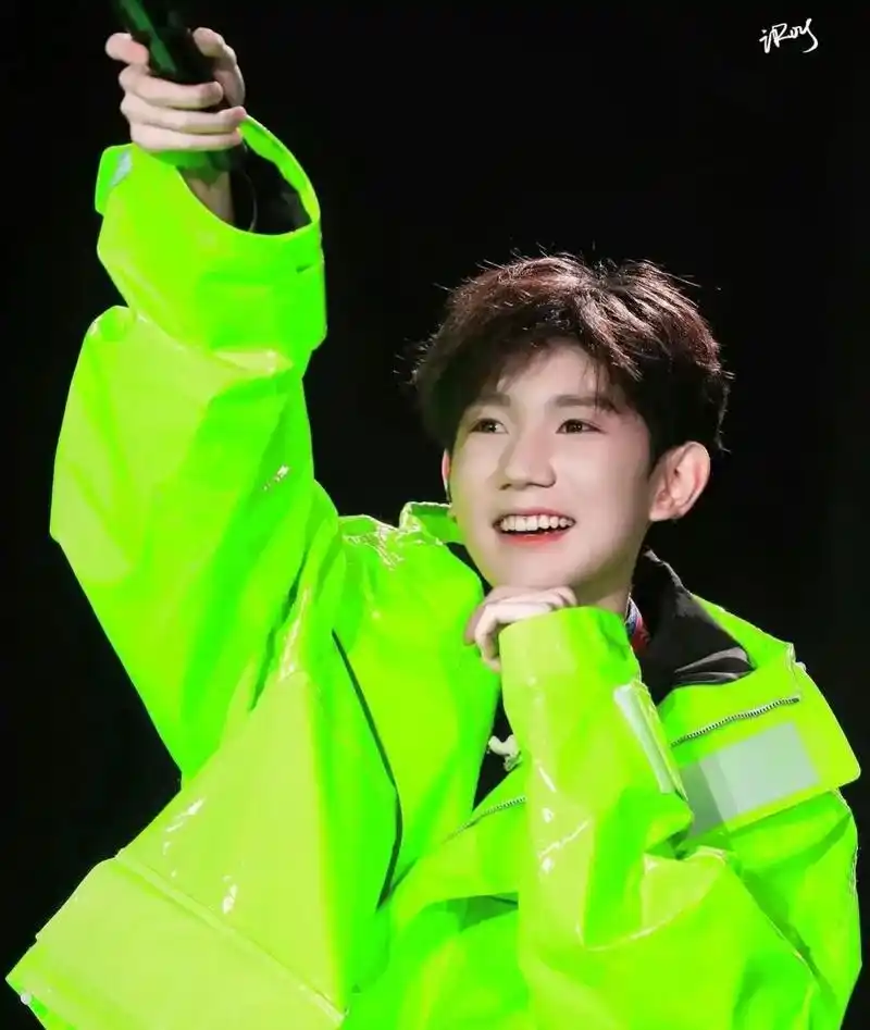 喜欢绿色的tfboys王源,把头发也染成了绿色,帅到自己都不认识了