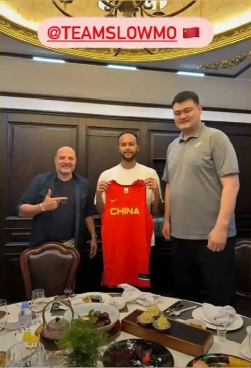 姚明宴请归化球员李凯尔,以姚明的身价,这顿饭肯定是姚明自掏腰包.