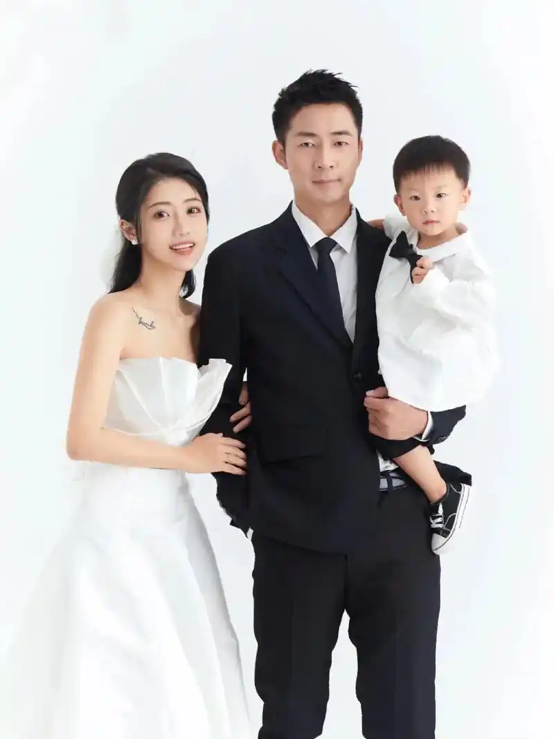 今日一家三口亲子照#摄影工作室 #亲子照全家福 #最美亲子时 - 抖音