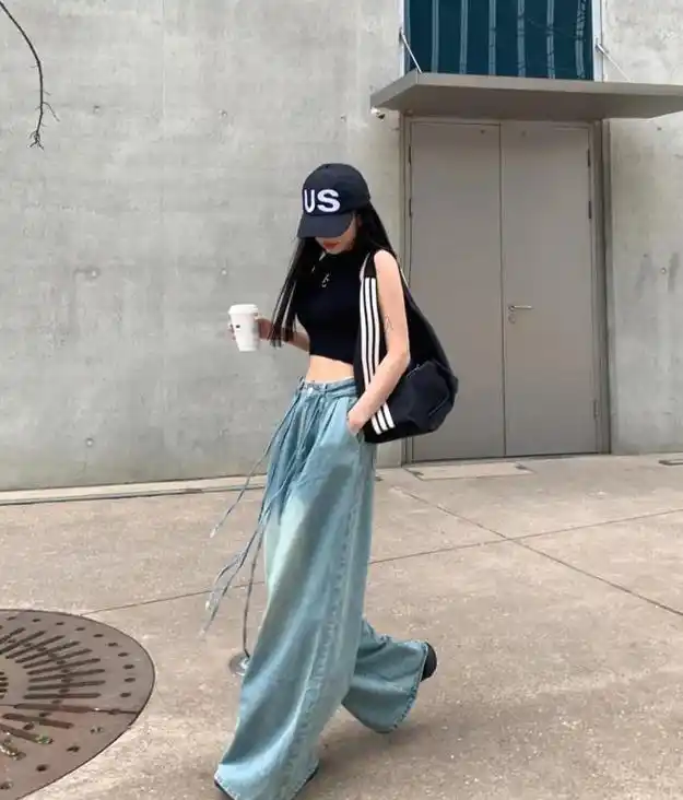 夏天穿牛仔裤,配这3双鞋更时髦!