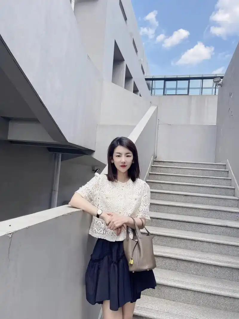 是黑发 是28岁 是创业女性 是经济独立 是不依附任何一个男 - 抖音