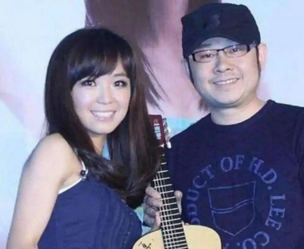 那年,刀郎的妻子杨娜生下女儿才40天,就丢下女儿离开了,刀郎嚎啕大哭